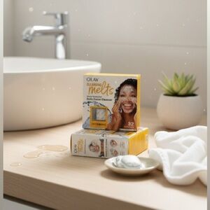 OLAY Cleansing Melts Daily Facial Cleanser - White and Gold